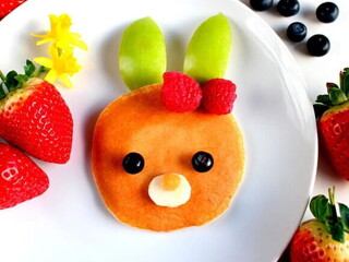 Plato de frutas combinadas formando la imagen de un conejo